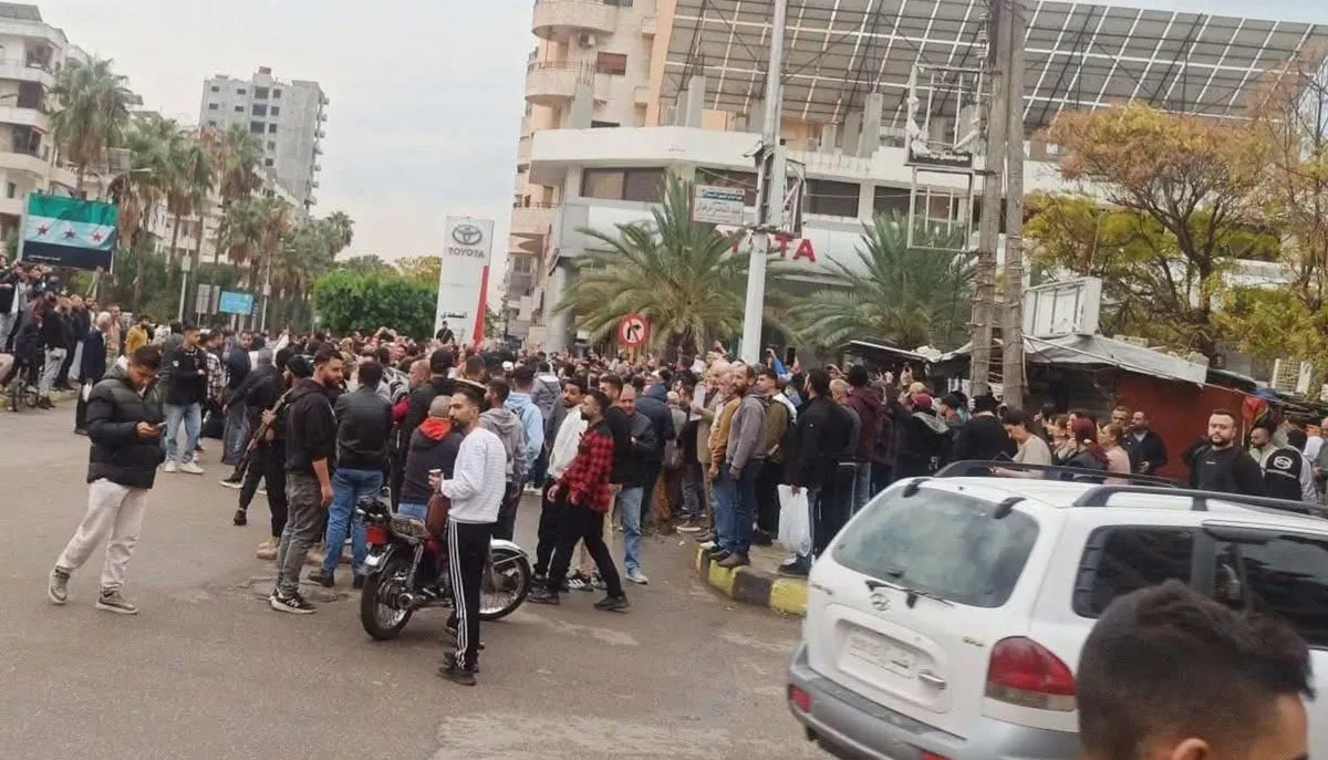 مظاهرات تجتاح مدن سورية: مطالب بالإفراج عن معتقلين وهتافات متباينة