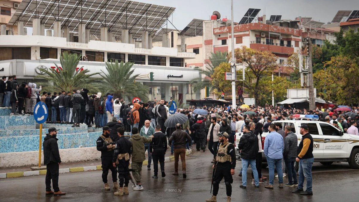 الداخلية السورية تؤكد على الحق في التظاهر وتدعو لعدم الانجرار وراء مخططات الفوضى بعد توقف الاحتجاجات في الساحل