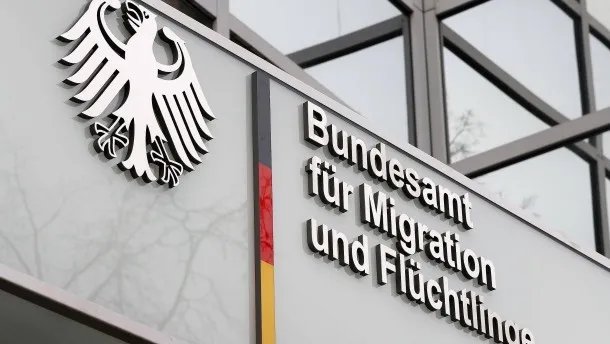 محامية ألمانية-سورية تلقي الضوء على أسباب اللجوء في ألمانيا وتكشف عن التعامل الجديد من قبل البامف