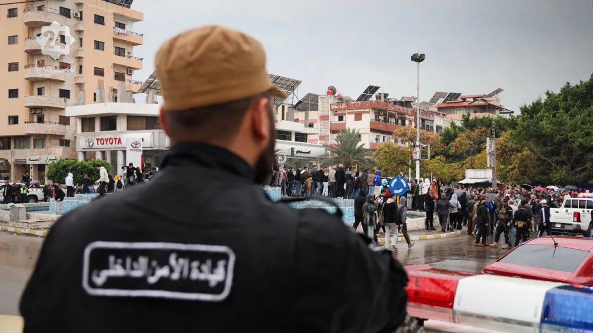 الساحل السوري: احتجاجات تطالب باللامركزية وسط انتشار أمني وتصريحات متباينة