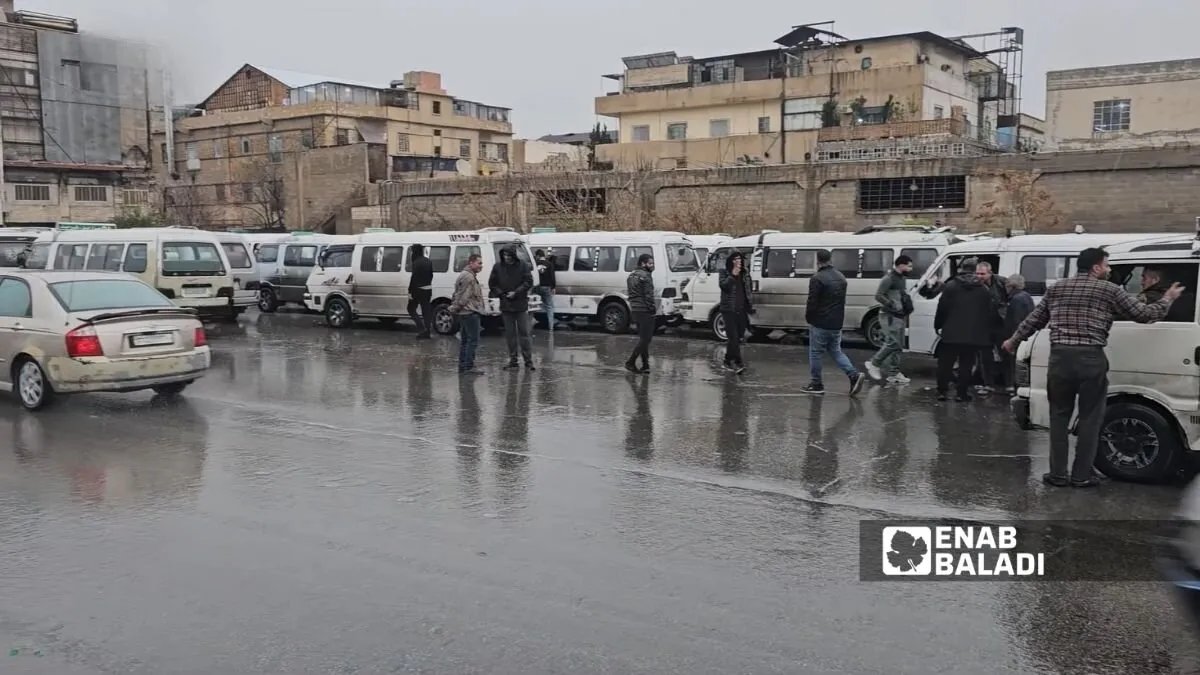 إضراب سائقي السرافيس في دمشق احتجاجًا على خفض تعرفة الركوب وتضاعف معاناة المواطنين
