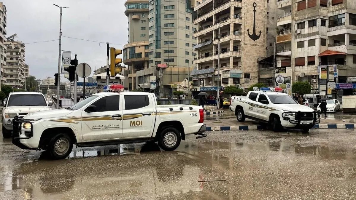 اللاذقية: الداخلية تتهم "فلول النظام" بتأجيج الاحتجاجات.. ومظاهرات تطالب باللامركزية