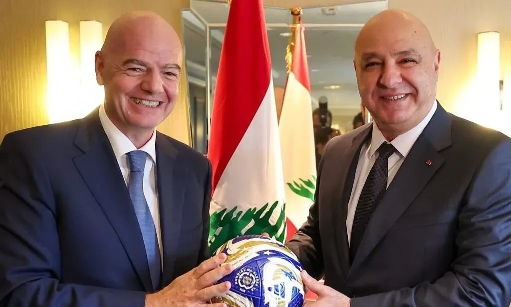 الرئيس اللبناني يوافق على منح رئيس الفيفا جاني إنفانتينو الجنسية اللبنانية