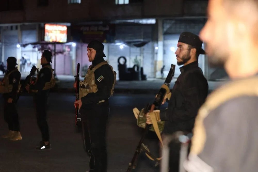 اللاذقية: إصابات في صفوف الأمن والمدنيين خلال احتجاجات وإطلاق نار