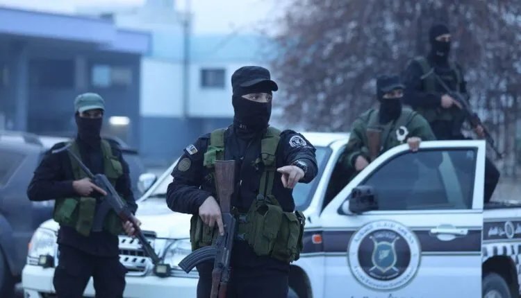 الأمن العام يلقي القبض على ثلاثة مطلوبين بينهم تاجر مخدرات في دير الزور