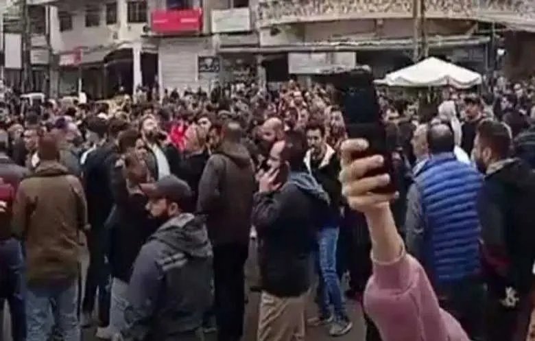 اللاذقية: استنفار أمني وتحذيرات من تحريض طائفي خلال احتجاجات