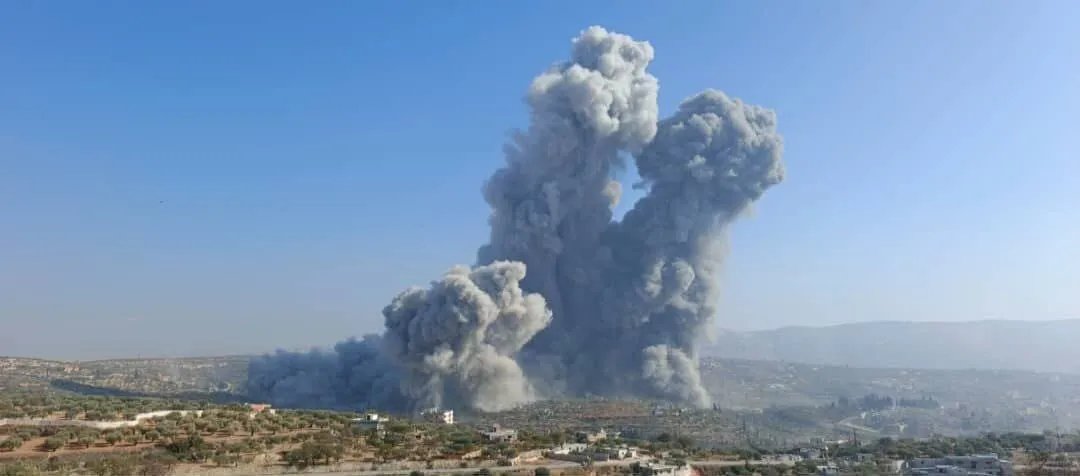 إصابات بينها أطفال في انفجار مستودع أسلحة تابع لـ "الحزب الإسلامي التركستاني" بريف إدلب