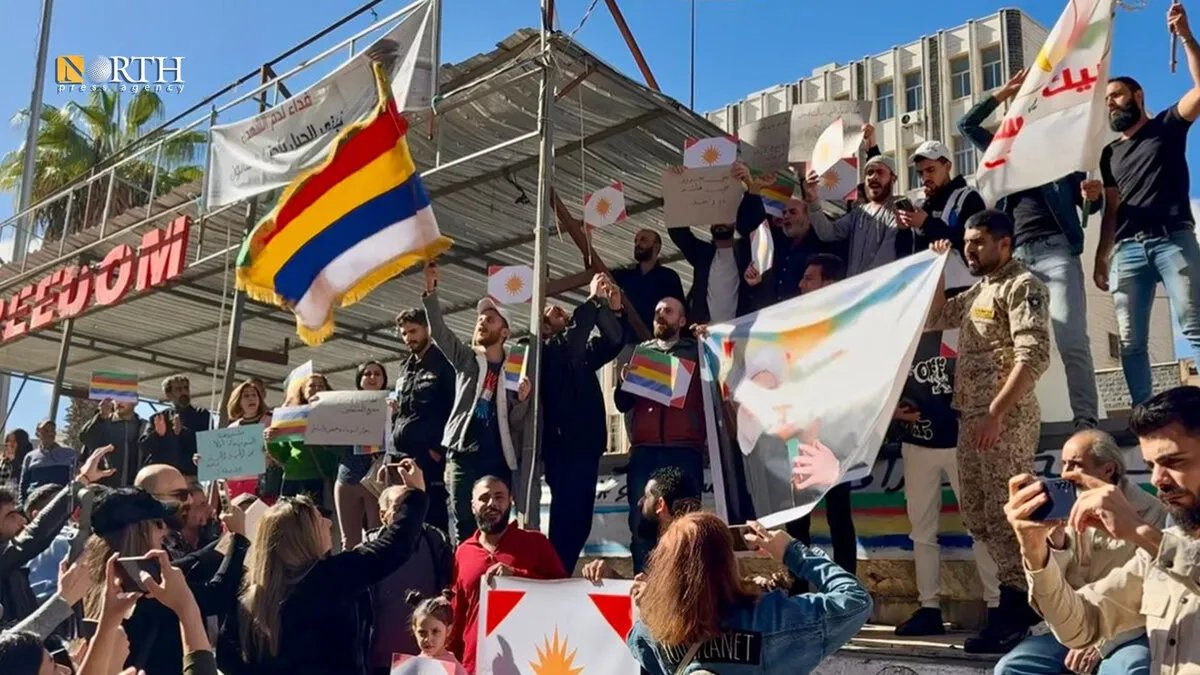 السويداء تتضامن مع الساحل وحمص في وقفة دعم للمحتجين