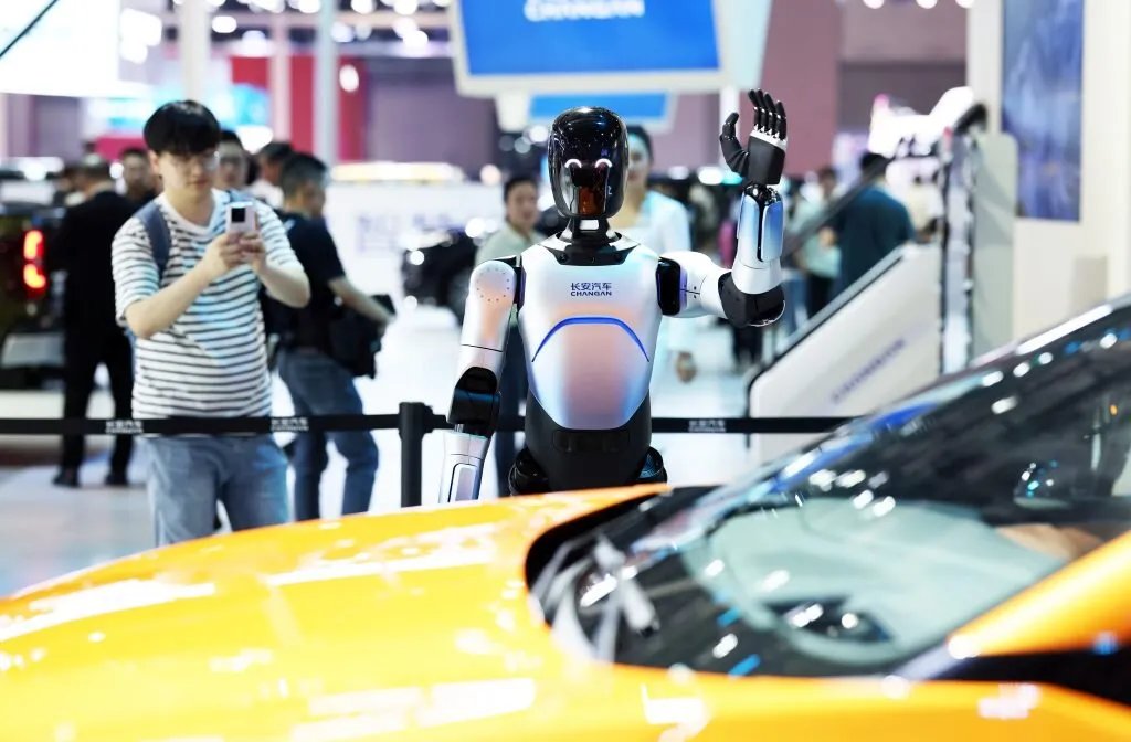 روبوت صيني يحقق رقماً قياسياً عالمياً في السير ويدخل موسوعة غينيس