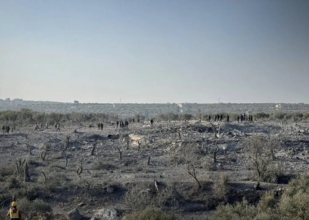 مأساة في إدلب: مصرع 5 مدنيين في انفجار مستودع ذخيرة قرب كفر تخاريم