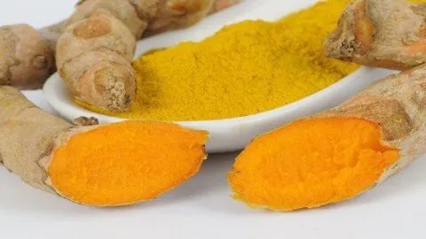 الكركم: فوائد جمة وتحذيرات ضرورية لصحة أفضل