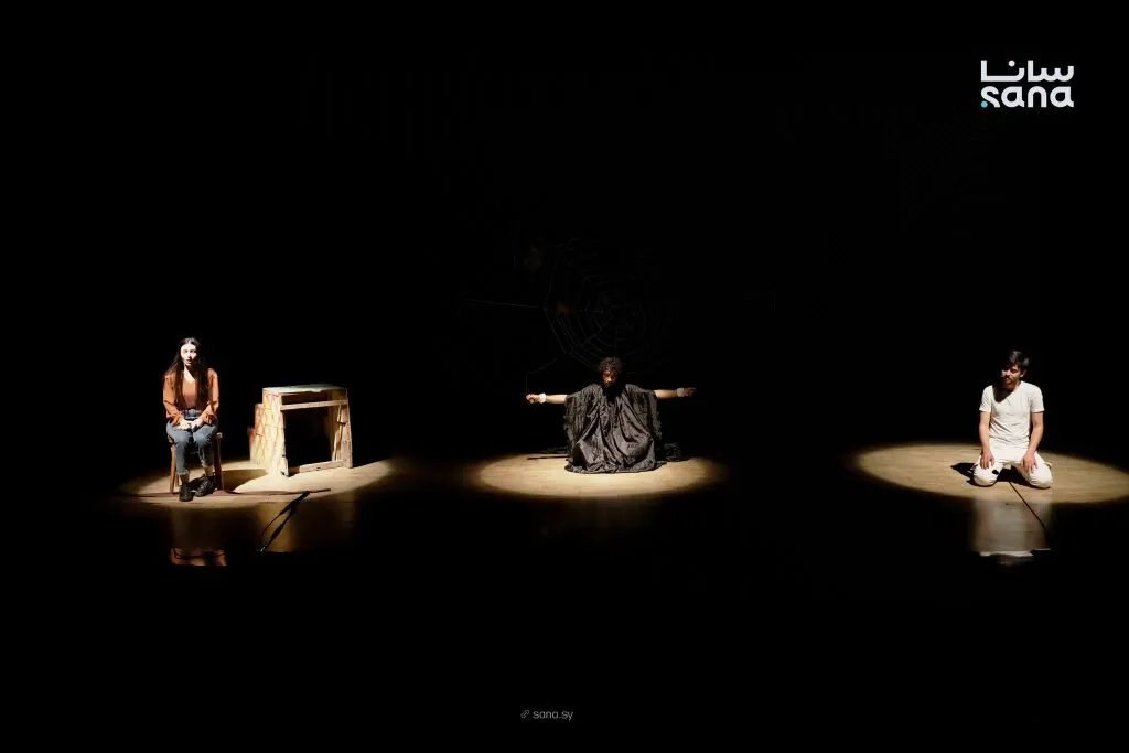 مسرحية "عذاب" لفرقة العرّاب تستكشف صراعات الإنسان الداخلية على مسرح طرطوس الثقافي