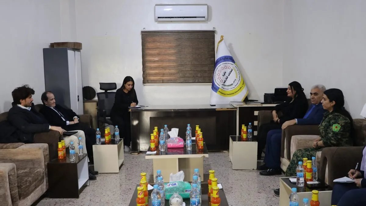 الإدارة الذاتية تسلم طفلاً وامرأة من عوائل داعش إلى وفد إسباني