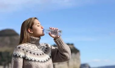 الجفاف الشتوي: كيف تحافظ على رطوبة جسمك في الطقس البارد؟