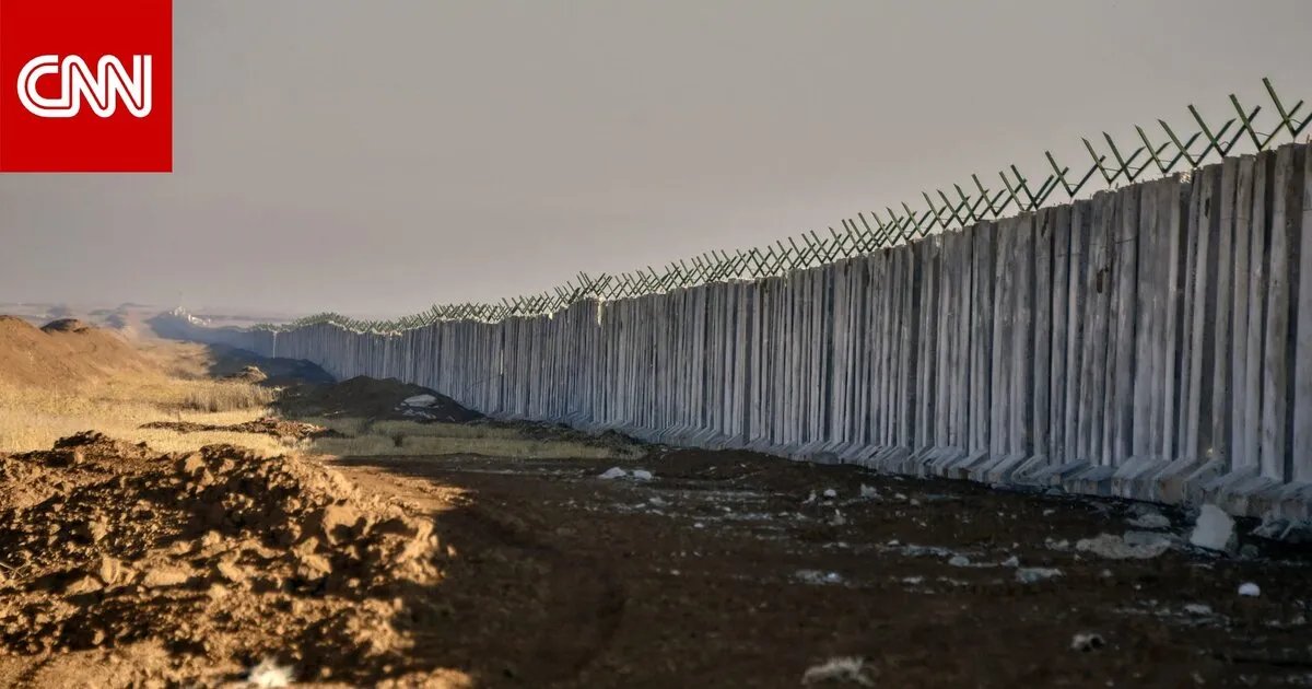 العراق يكشف عن تفاصيل 'شبكة دفاعية متكاملة' على الحدود مع سوريا تشمل جدارًا خرسانيًا وتحصينات متطورة