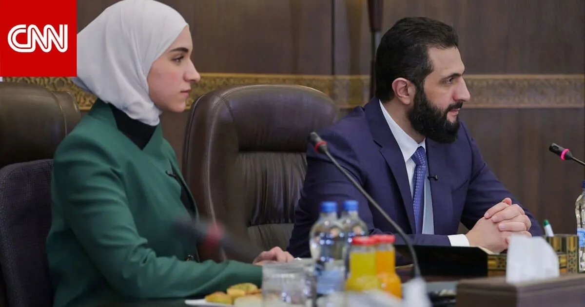 لقاء رسمي في سوريا: لفتة إنسانية من أحمد الشرع تجاه زوجته لطيفة الدروبي تثير إعجاباً واسعاً