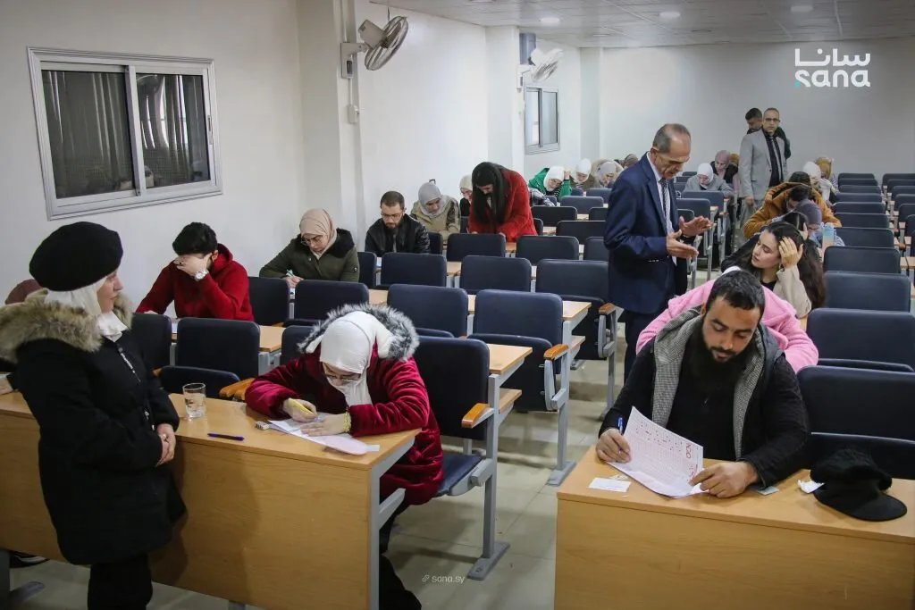 83 خريجاً يتقدمون لامتحان الصيدلة الموحد في جامعة حماة: خطوة نحو الدراسات العليا ومعادلة الشهادات