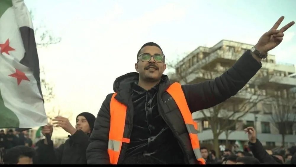 الشرطة الألمانية تعتقل الناشط أمير الحاج بناءً على بلاغات وتفرج عنه بتعهد