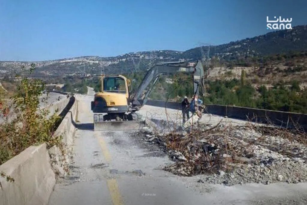 المؤسسة السورية للبناء والتشييد تواصل جهودها لتأهيل أوتوستراد اللاذقية – أريحا وتواجه تحديات