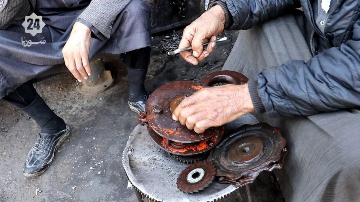 الحاج عبد العزيز العبد: شيخ ميكانيكيي الرقة يروي حكاية حرفة تتحدى التقنيات الحديثة