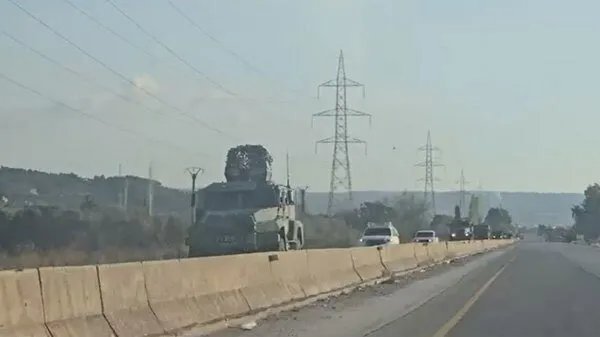 تحركات لافتة: رتل عسكري روسي ضخم يصل قاعدة حميميم وسط إجراءات أمنية مشددة