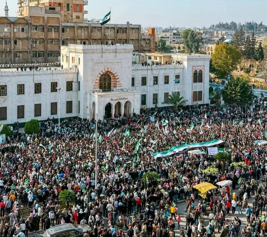 حماة تهتف بالوحدة الوطنية في ذكرى ردع العدوان وتندد بالانفصال