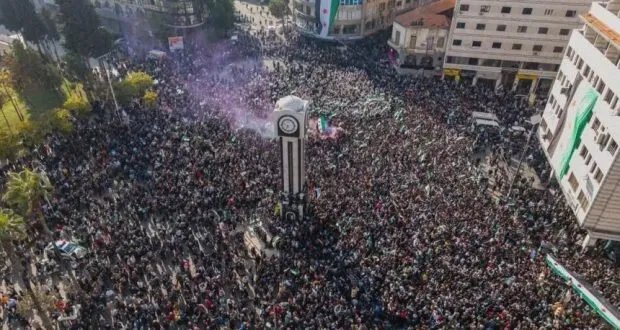 حمص: حشود مليونية في فعالية "الكرامة ووحدة الصف" ترفض التقسيم وتؤكد على الهوية الوطنية