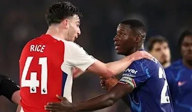 قمة حاسمة في الدوري: آرسنال المتصدر يواجه تشيلسي في اختبار صعب