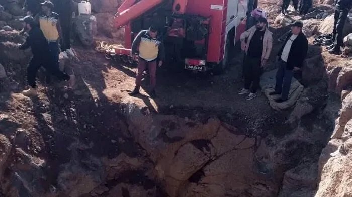 مأساة في درعا: انهيار حفرة ذهب يهدد حياة شابين والدفاع المدني يكثف جهود الإنقاذ