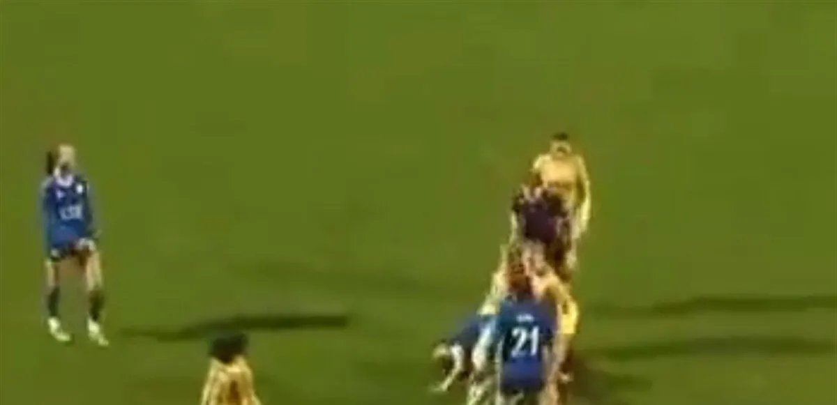 شاهد: لاعبة "كريستال بالاس" تواجه عقوبة قاسية بعد اعتداء عنيف على زميلتها في مباراة مثيرة!