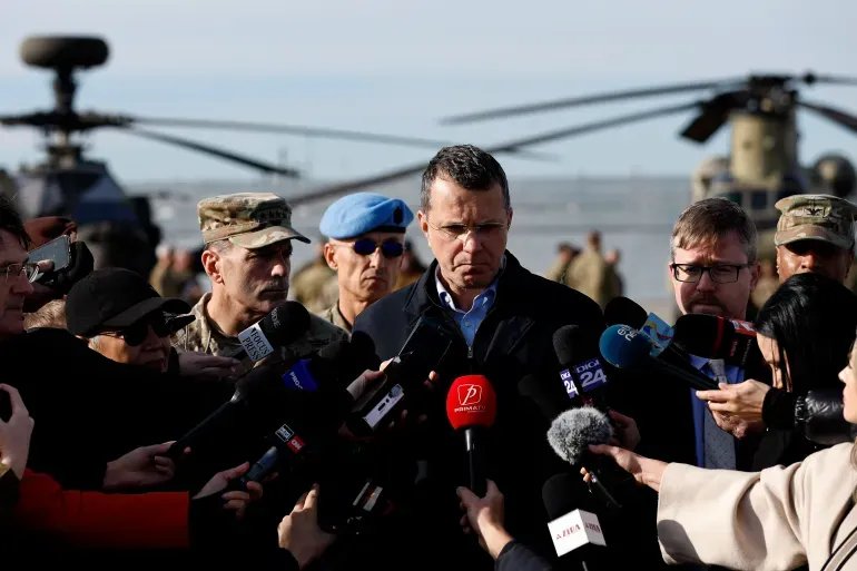 فضيحة الشهادات تهز رومانيا: استقالة وزير الدفاع بعد اعترافه بتزوير سيرته الذاتية