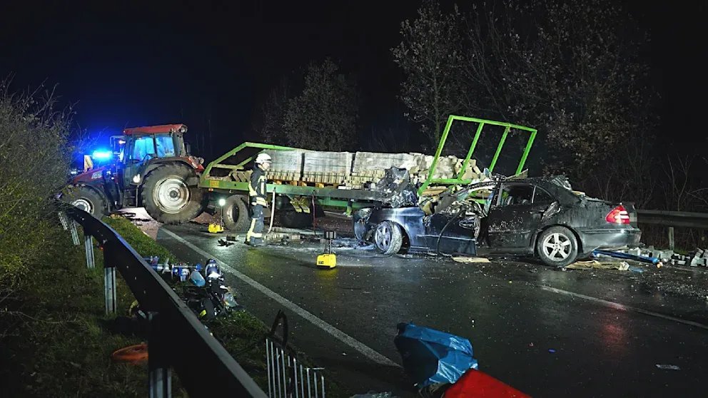 مأساة في ألمانيا: مصرع شاب في حادث اصطدام مروع بجرار قرب مدينة فيختا