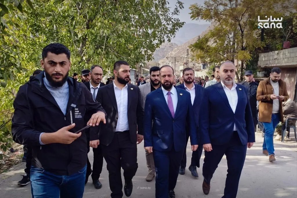 وزير الإعلام يعزي أهالي بيت جن بشهداء العدوان الإسرائيلي ويؤكد تضامن الدولة