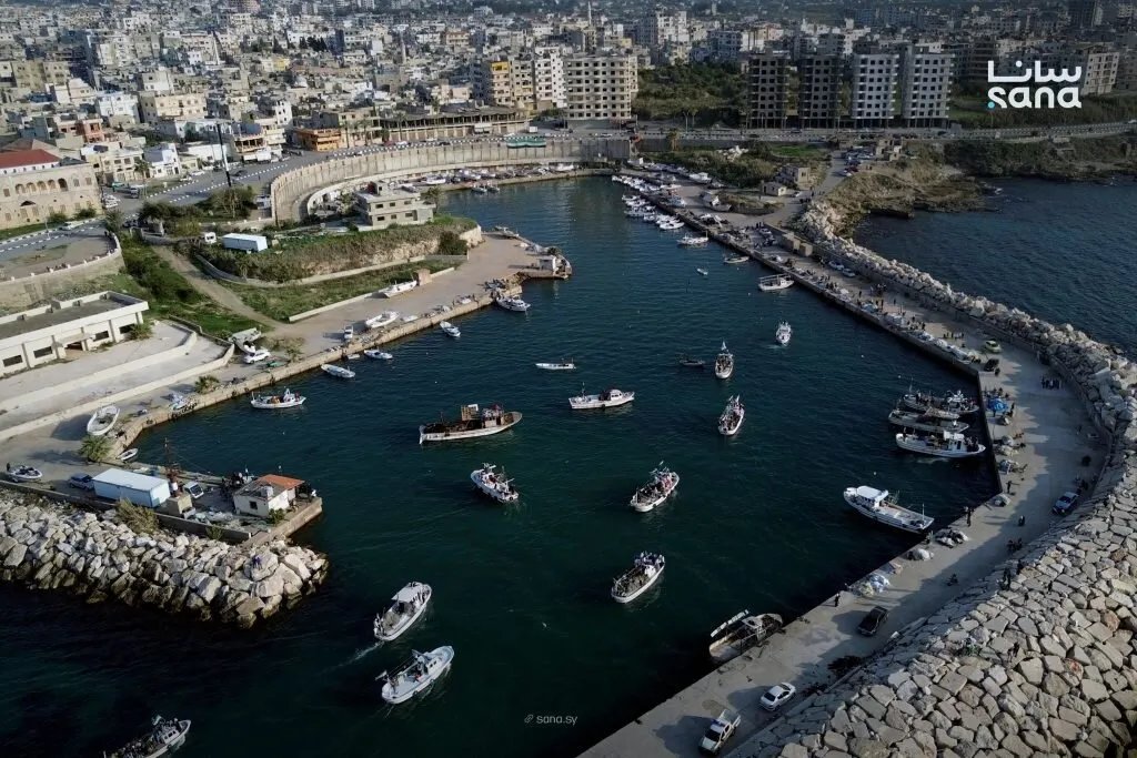 جبلة تحتفي بالوحدة الوطنية بمسيرة بحرية حاشدة رفضاً للتقسيم