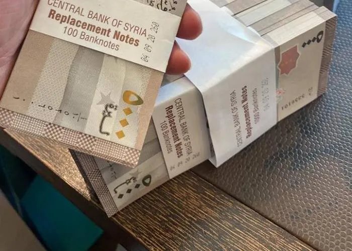 الليرة السورية تهوي مجدداً: تراجع ملحوظ في سعر الصرف مقابل الدولار في السوق السوداء