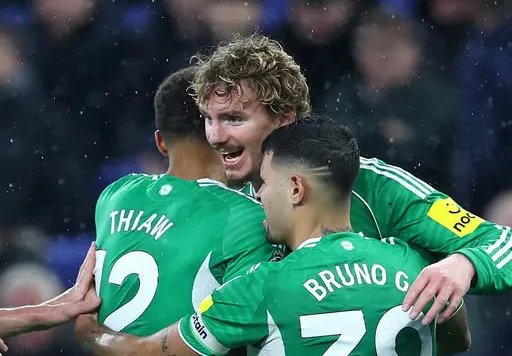 نيوكاسل يكتسح إيفرتون برباعية في الدوري الإنجليزي الممتاز