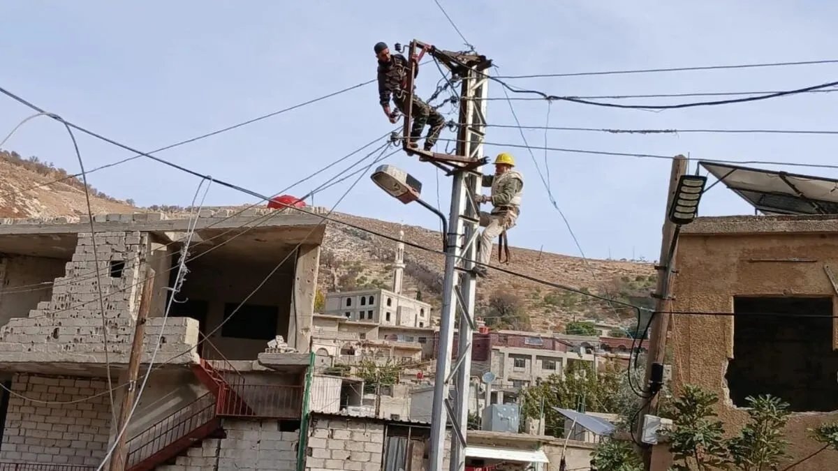 عودة الكهرباء إلى بيت جن بعد أضرار الهجوم الإسرائيلي