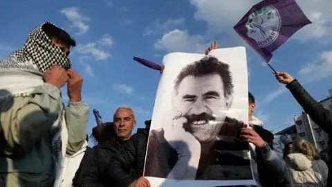 حزب العمال الكردستاني يعلق عملية السلام مع أنقرة ويطالب بالإفراج عن أوجلان