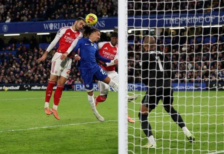 الدوري الإنجليزي: مانشستر يونايتد يستعيد توازنه وآرسنال يعزز صدارته بتعادل مثير مع تشيلسي