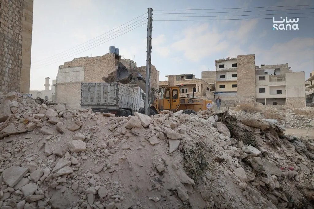 حملة مكثفة لإزالة آثار الدمار في معرة النعمان وتسهيل عودة الأهالي