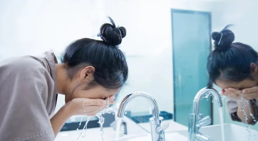 دراسة يابانية تكشف: غسل العينين يومياً يخفف حدة الحساسية الموسمية