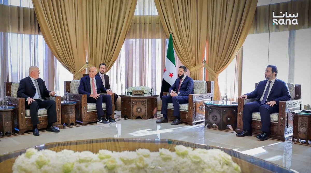 الرئيس الشرع يناقش مع المندوب الأمريكي توماس باراك آخر المستجدات والقضايا المشتركة