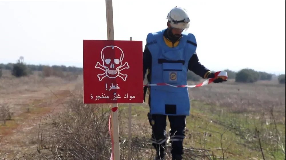 مأساة في ريف إدلب: مصرع طفل وإصابة آخرين بانفجار قنبلة عنقودية