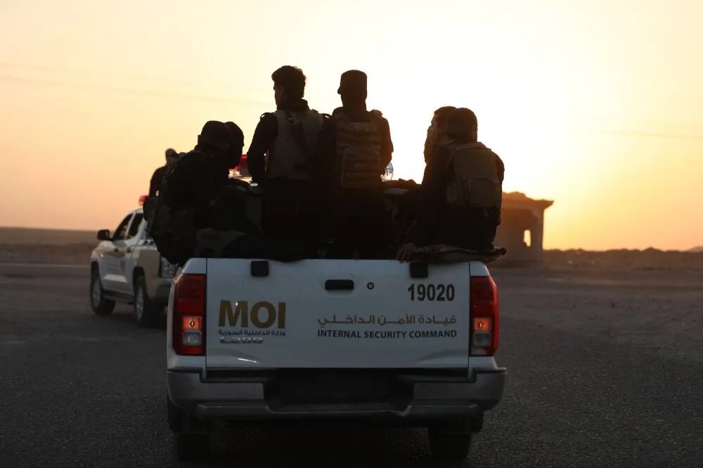 اللاذقية: القبض على خمسة ضباط سابقين بتهمة ارتكاب جرائم حرب في عهد النظام البائد