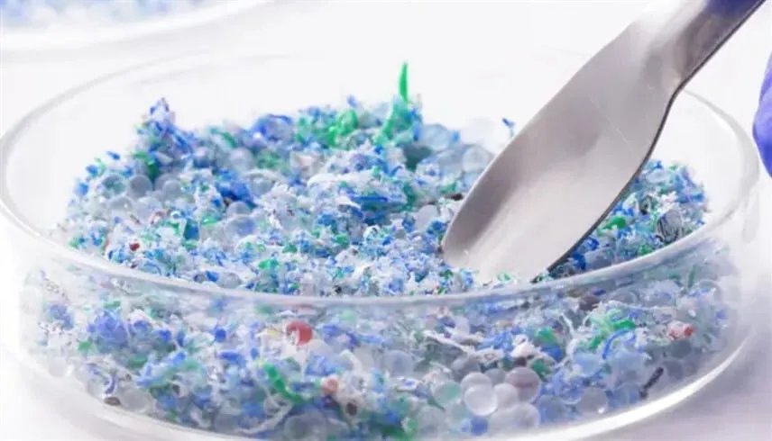 ثورة في عالم البلاستيك: تطوير بلاستيك يتحلل ذاتيًا دون مواد كيميائية مضافة