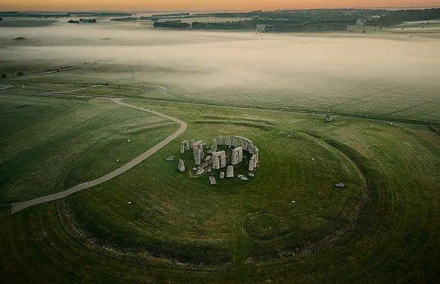 اكتشاف مذهل قرب ستونهنج: حلقة حفر عملاقة تعيد كتابة تاريخ العصر الحجري في بريطانيا