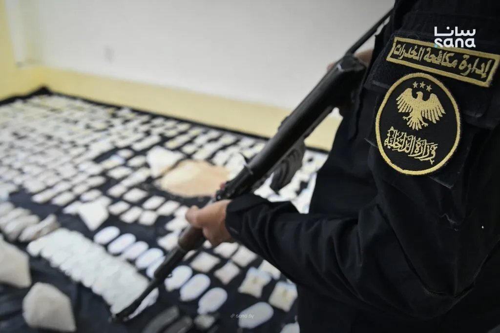 دمشق: تفكيك شبكة مخدرات وضبط نصف مليون حبة كبتاغون وأسلحة