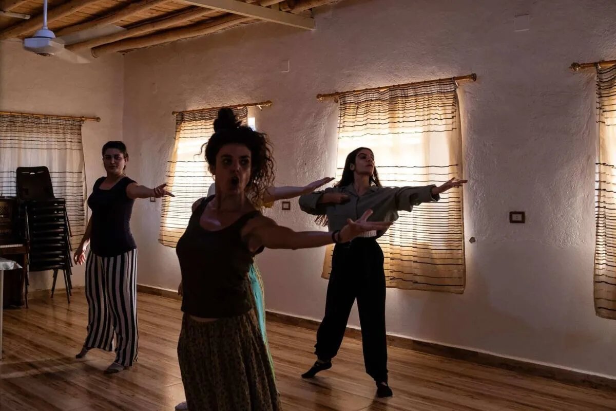 فنانون في شمال شرق سوريا يناضلون للحفاظ على نهضة ثقافية في وجه التحديات