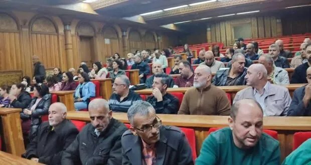 عمال مرفأ طرطوس يعتصمون احتجاجاً على نقلهم إلى معبري جرابلس والبوكمال