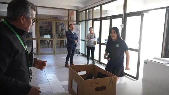 تشيلي تحظر الهواتف المحمولة في المدارس: خطوة نحو تعزيز التركيز والتحصيل الدراسي